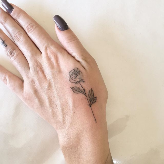 tattoo femenino flor para la mano 31