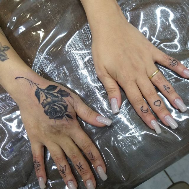 tattoo femenino flor para la mano 32
