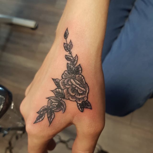 tattoo femenino flor para la mano 39