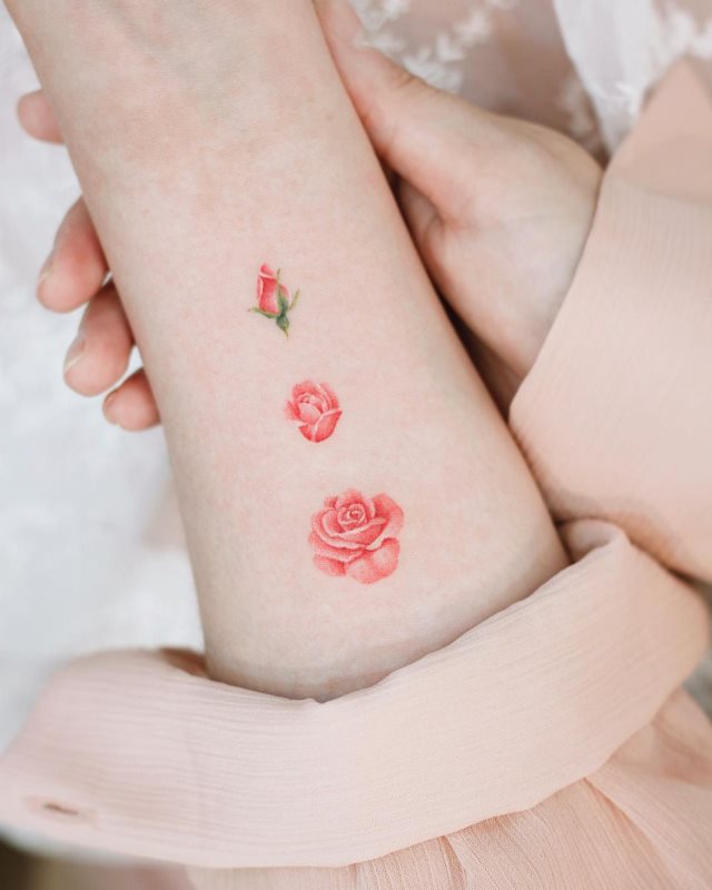 tattoo femenino flor pequena 12