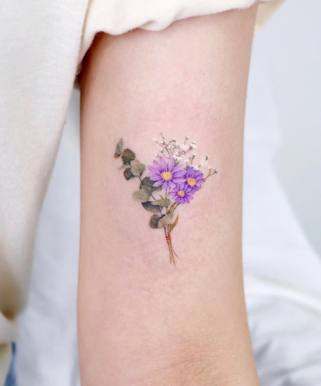 tattoo femenino flor pequena 16