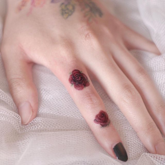 tattoo femenino flor pequena 22