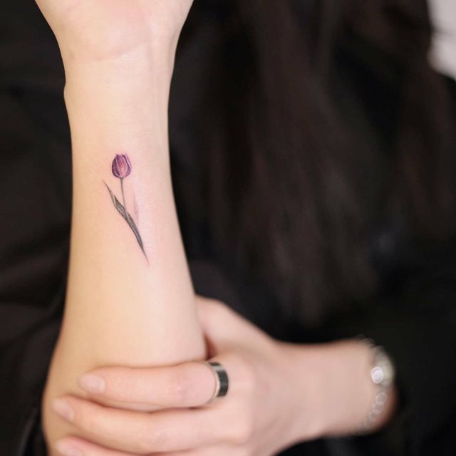 tattoo femenino flor pequena 24