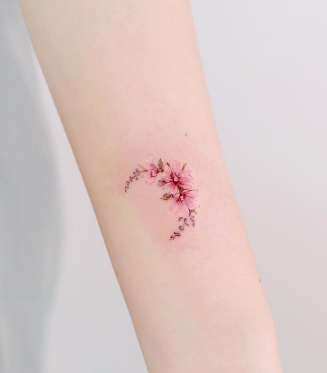 tattoo femenino flor pequena 28