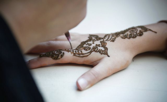 tattoo femenino hecho de henna 01