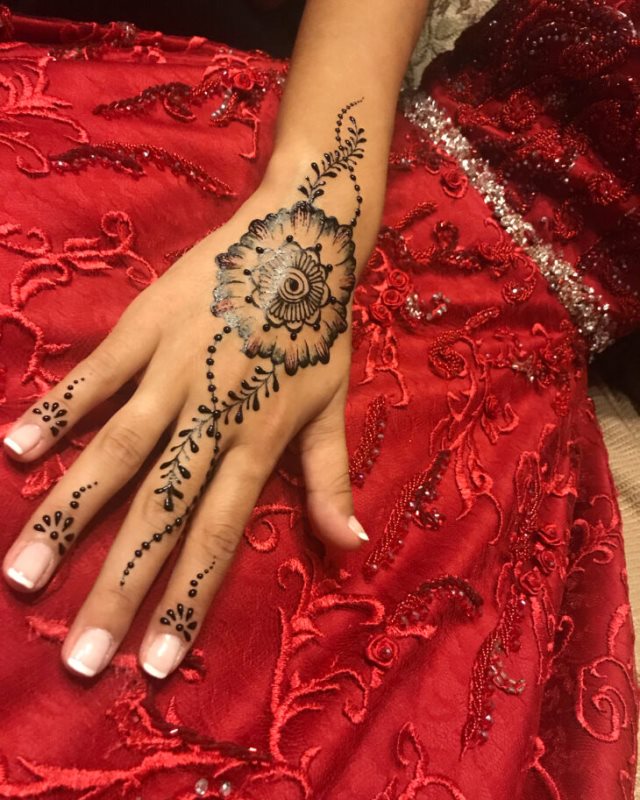tattoo femenino hecho de henna 02