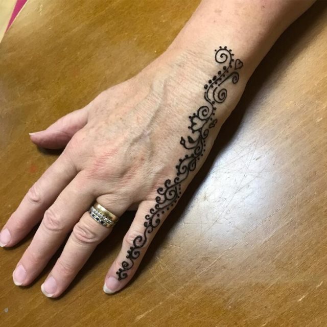 tattoo femenino hecho de henna 03