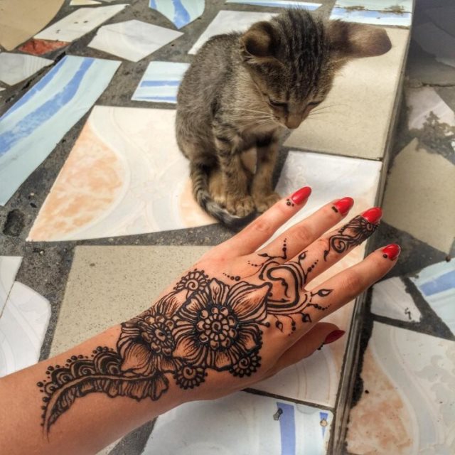 tattoo femenino hecho de henna 10