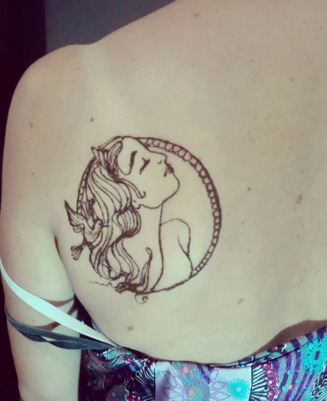 tattoo femenino hecho de henna 11