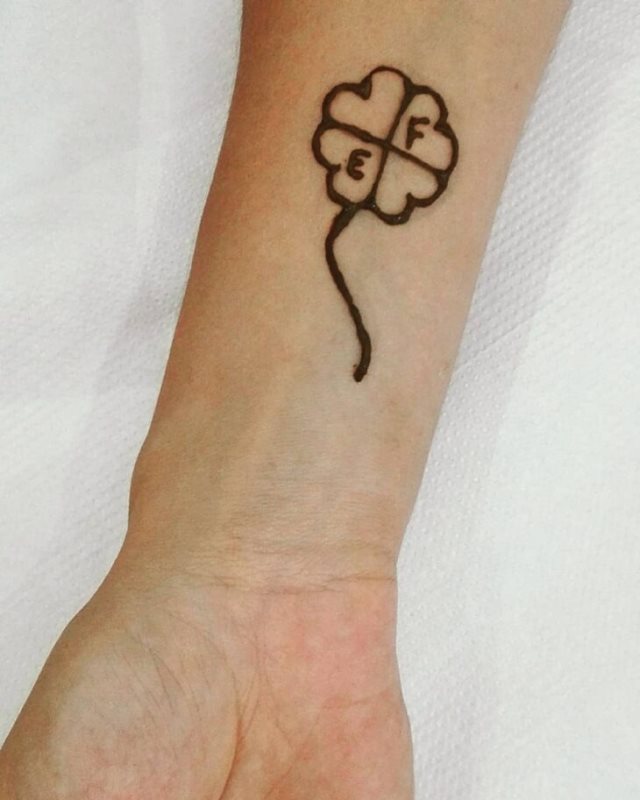 tattoo femenino hecho de henna 12