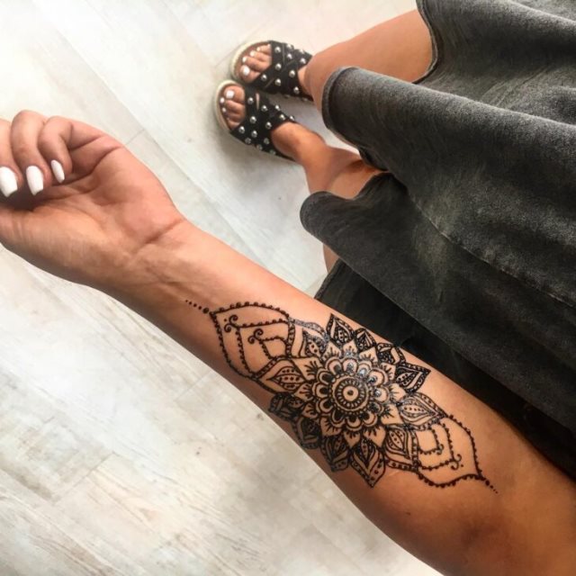 tattoo femenino hecho de henna 13