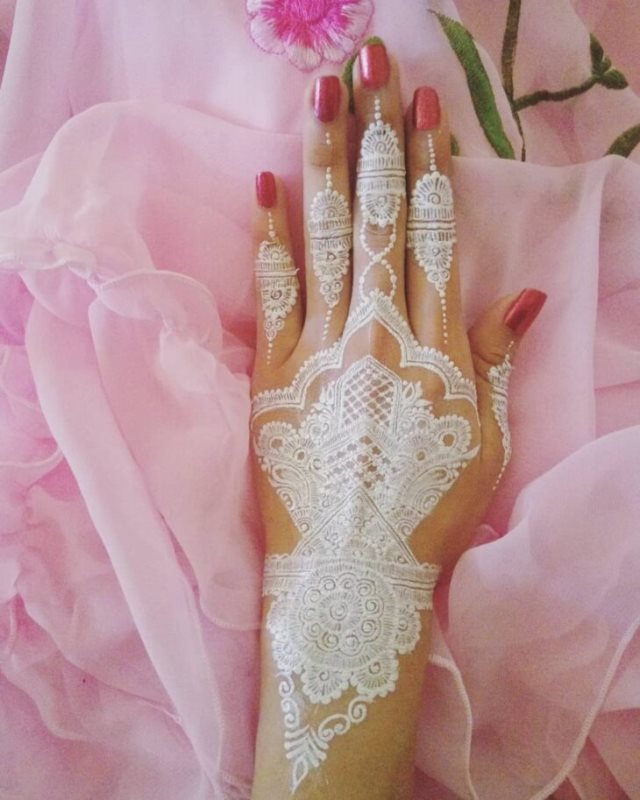 tattoo femenino hecho de henna 17
