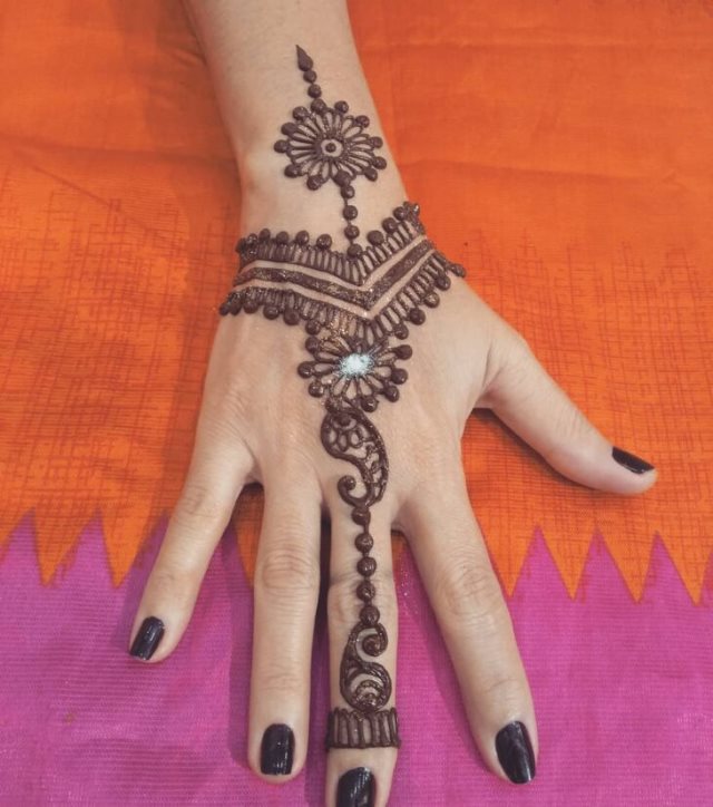 tattoo femenino hecho de henna 18