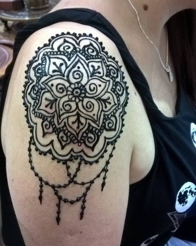 tattoo femenino hecho de henna 19