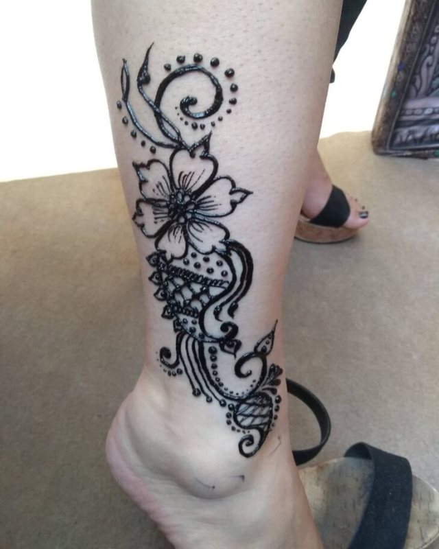 tattoo femenino hecho de henna 21