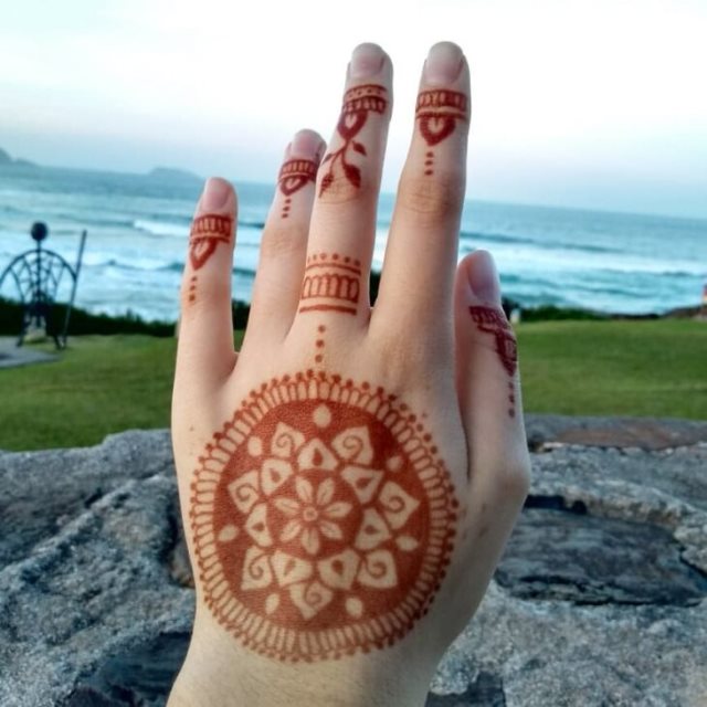 tattoo femenino hecho de henna 22