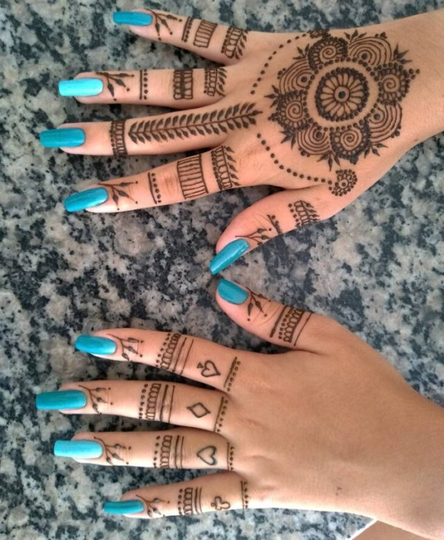 tattoo femenino hecho de henna 23