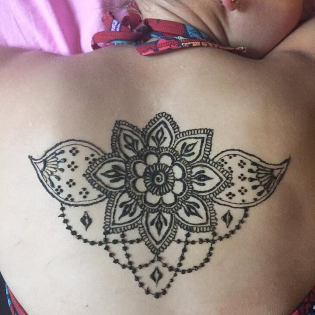 tattoo femenino hecho de henna 24