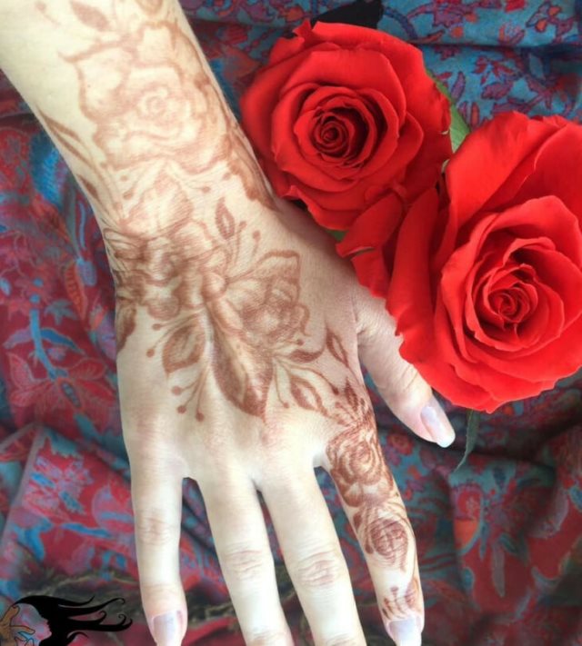 tattoo femenino hecho de henna 25