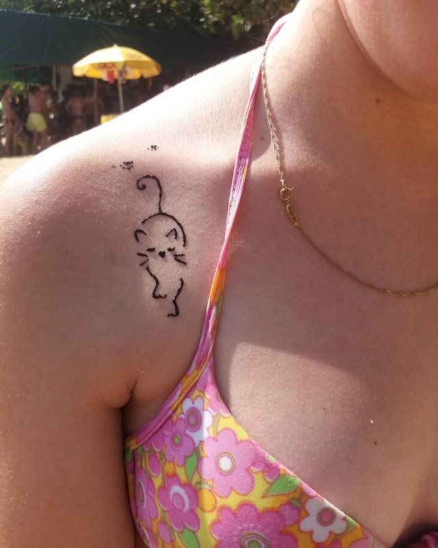 tattoo femenino hecho de henna 27