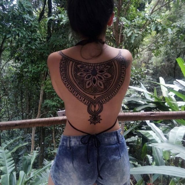 tattoo femenino hecho de henna 30