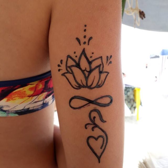 tattoo femenino hecho de henna 32