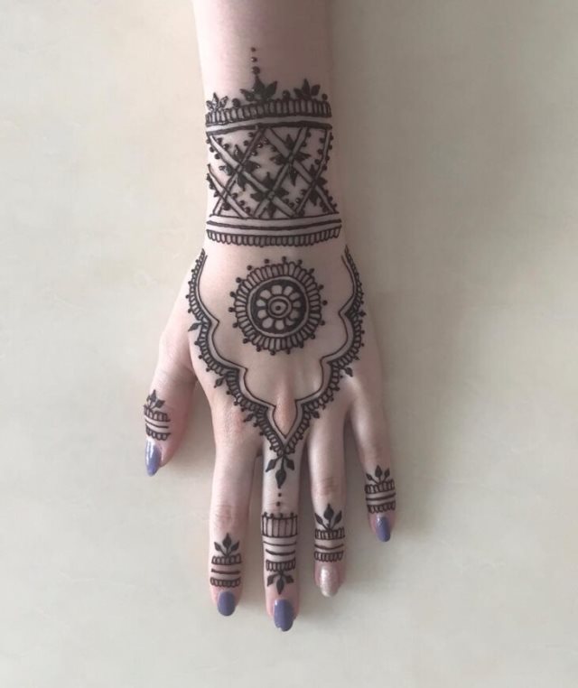 tattoo femenino hecho de henna 35