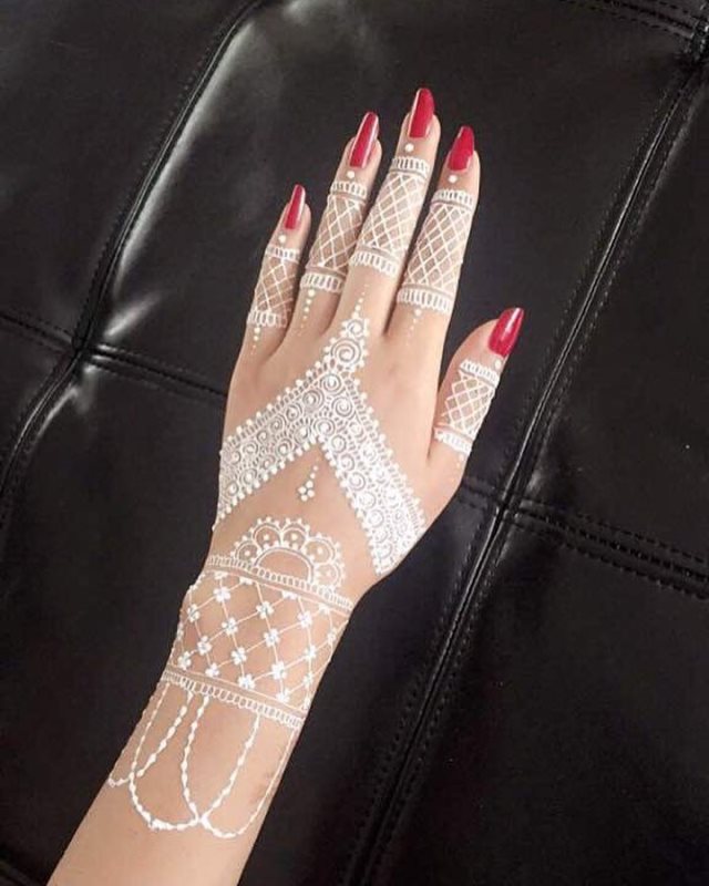 tattoo femenino hecho de henna 40