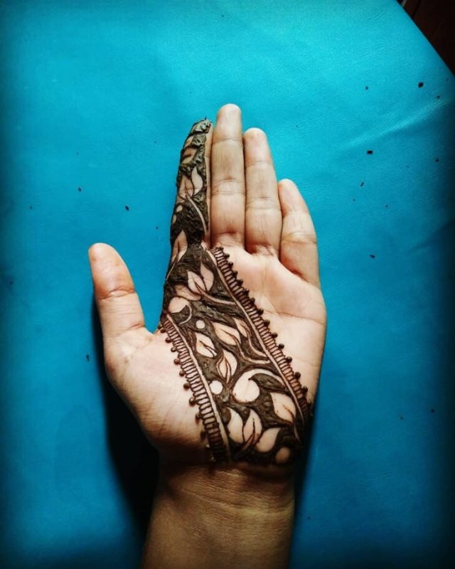 tattoo femenino hecho de henna 43