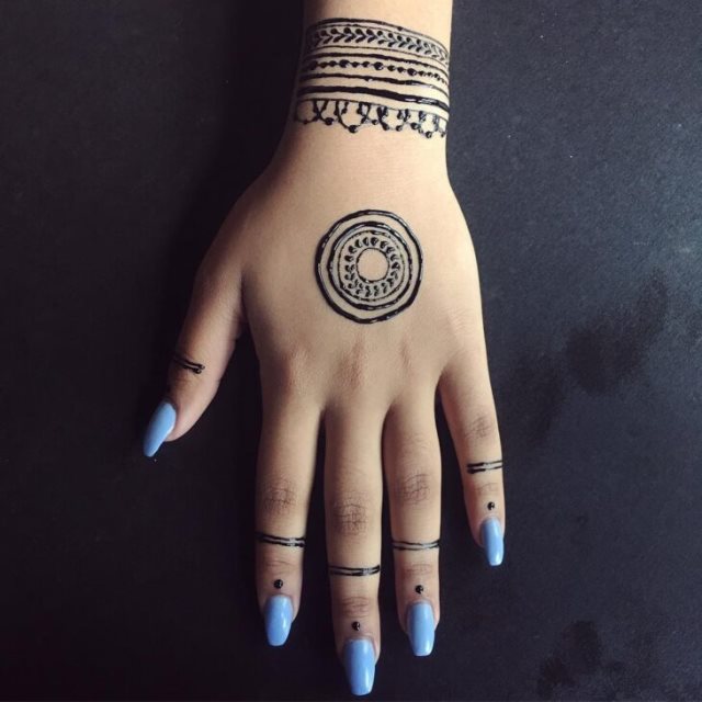 tattoo femenino hecho de henna 45