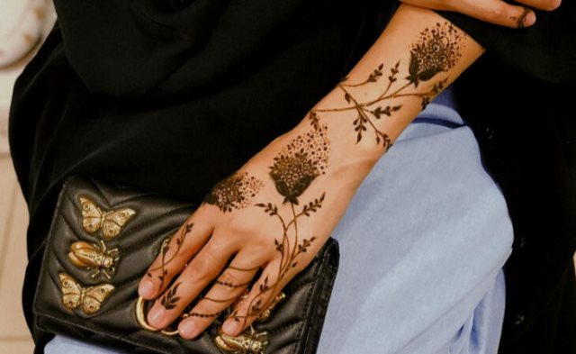 tattoo femenino hecho de henna 48