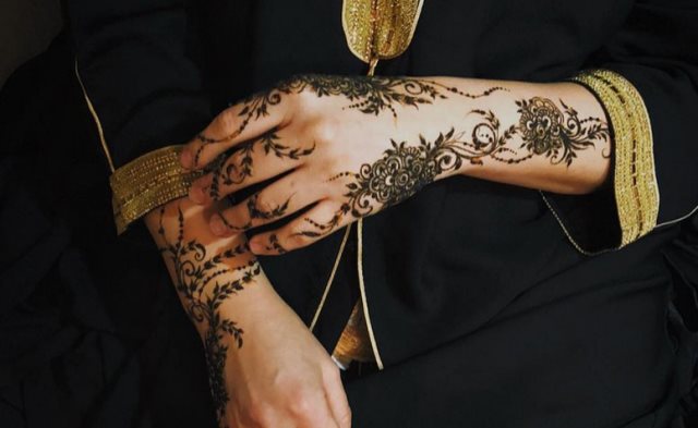 tattoo femenino hecho de henna 49