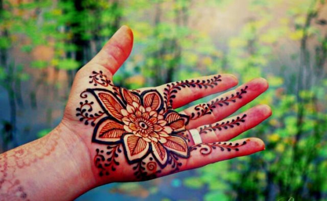 tattoo femenino hecho de henna 50