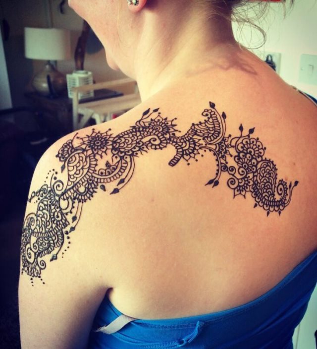 tattoo femenino hecho de henna 52