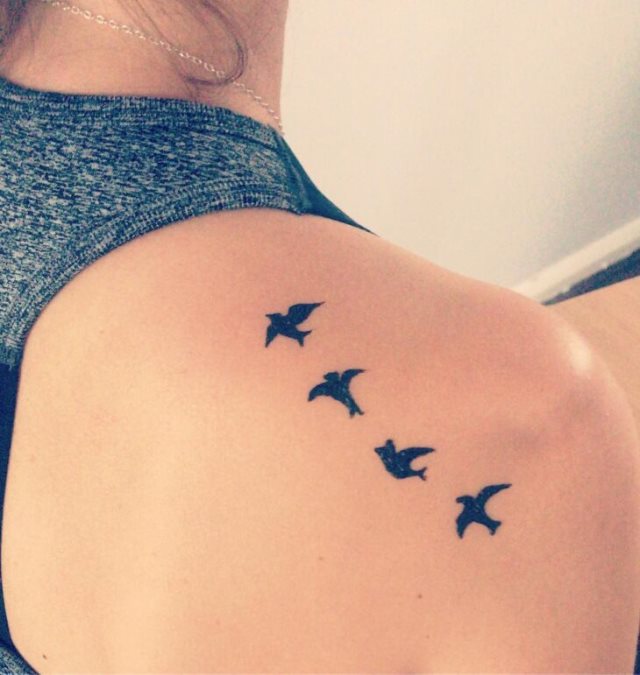 tattoo femenino hecho de henna 53