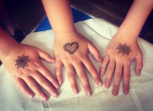 tattoo femenino hecho de henna 54