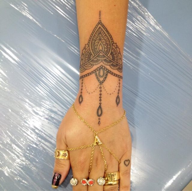 tattoo femenino hindu 04