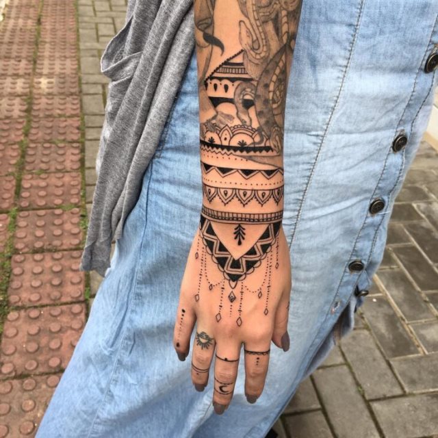 tattoo femenino hindu 14