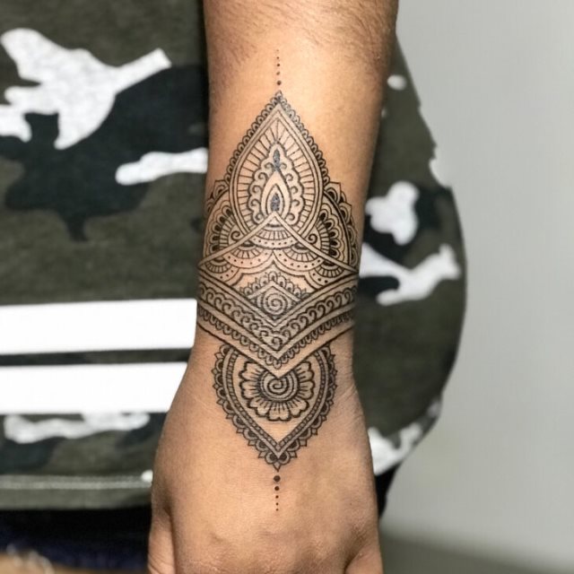 tattoo femenino hindu 15