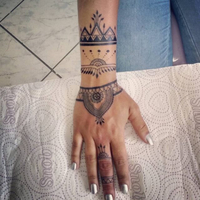 tattoo femenino hindu 16