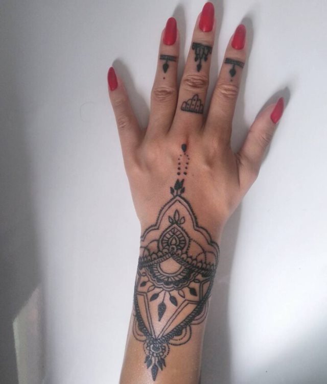 tattoo femenino hindu 23