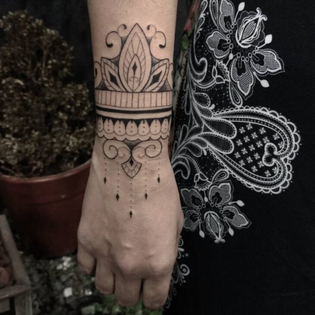 tattoo femenino hindu 24