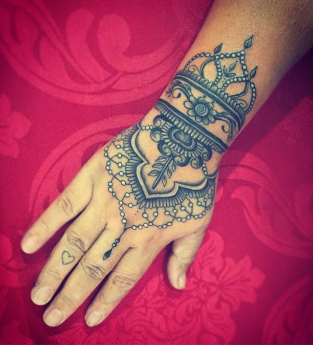 tattoo femenino hindu 26