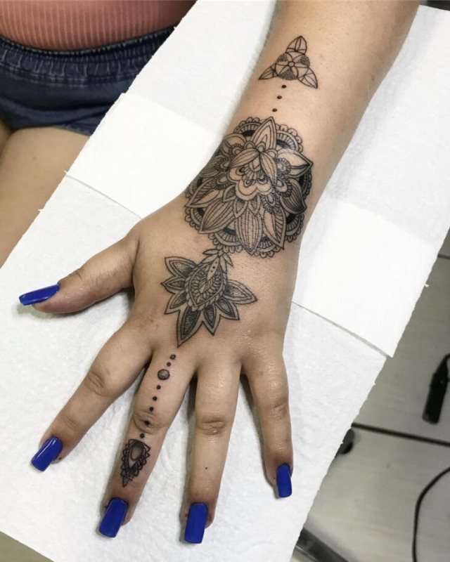 tattoo femenino hindu 39