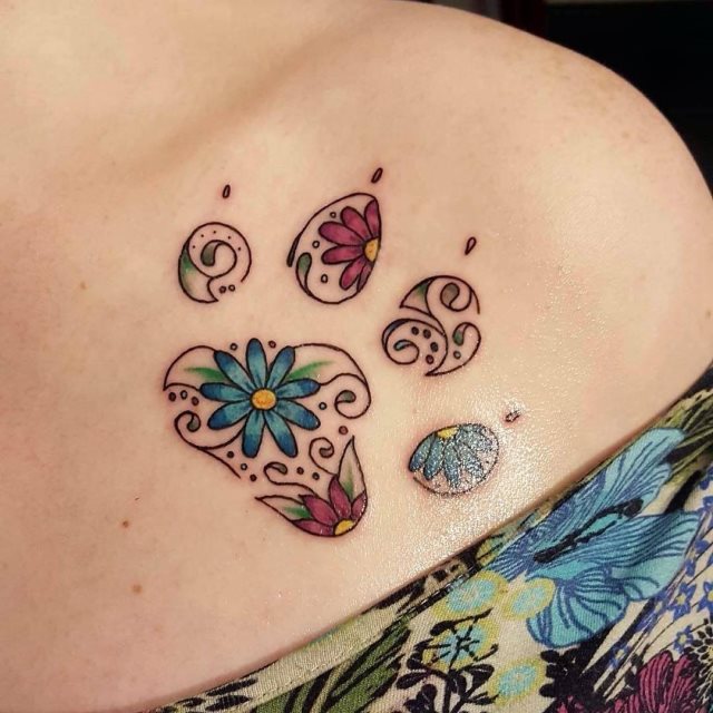 tattoo femenino huella pata de perro 02