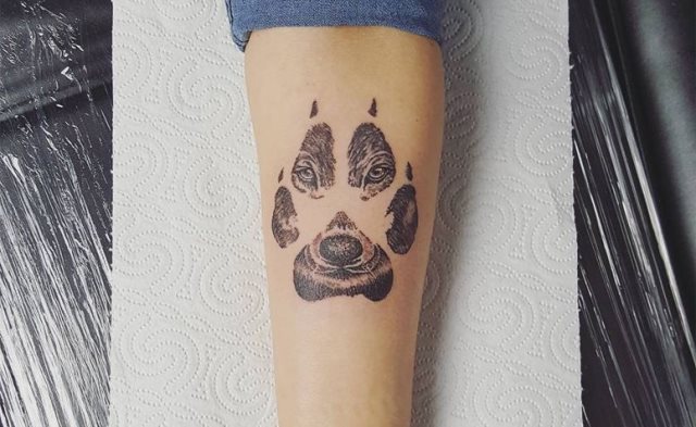 tattoo femenino huella pata de perro 09
