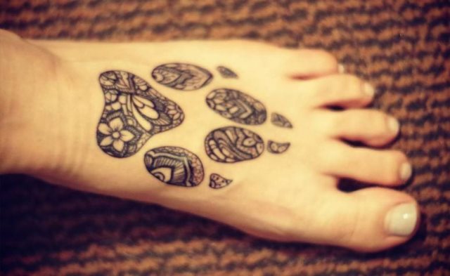 tattoo femenino huella pata de perro 13