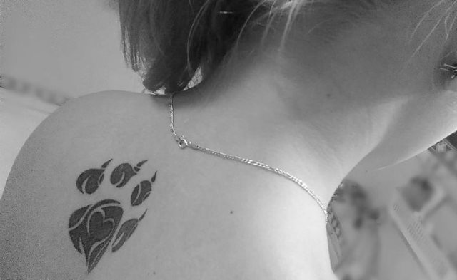 tattoo femenino huella pata de perro 15