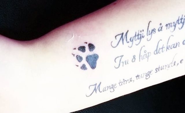 tattoo femenino huella pata de perro 16