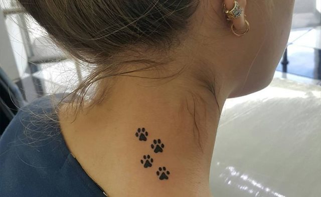 tattoo femenino huella pata de perro 19